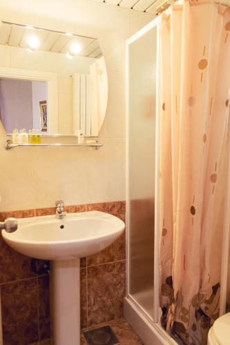 Gallery image of Merab Hotel in Kfardebian