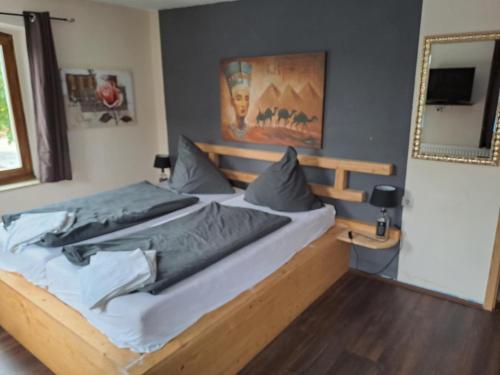 una camera da letto con un letto grande con struttura in legno di Landgasthof Krokodil am Brombachsee a Pfofeld