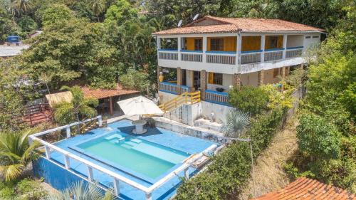 an aerial view of a house with a swimming pool at Casa c/ Piscina-4 Quartos-Barra de Catuama-SH101M in Ponta do Funil