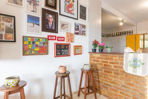 a room with two stools and pictures on the wall at Casa c/ Piscina-4 Quartos-Barra de Catuama-SH101M in Ponta do Funil