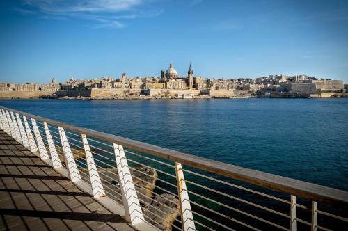 un puente sobre un cuerpo de agua con una ciudad en Excellent location bright sliema tigne apartment, en Sliema