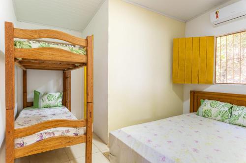a bedroom with two bunk beds and a window at Casa c/ Piscina-4 Quartos-Barra de Catuama-SH101M in Ponta do Funil