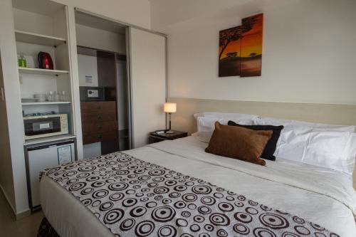 a bedroom with a large white bed with white sheets at Isi Baires Alquiler Temporario in Buenos Aires