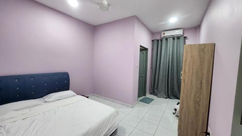 Postel nebo postele na pokoji v ubytování Kelambu Beach Villa