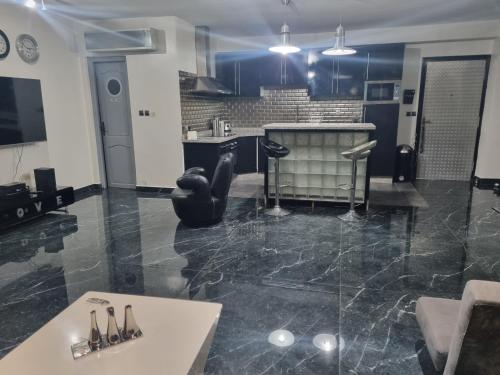 sala de estar con suelo de mármol negro en Vue panoramique, en Agadir