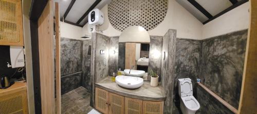 a bathroom with a sink and a bath tub at Cinta Hiriketiya in Dickwella