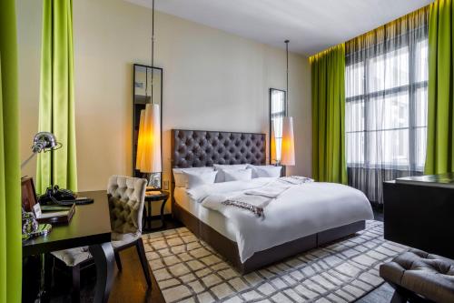 Postel nebo postele na pokoji v ubytování Hotel Zoo Berlin