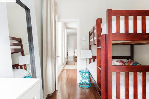 Postel nebo postele na pokoji v ubytování MTLVacationRentals - The FabFour