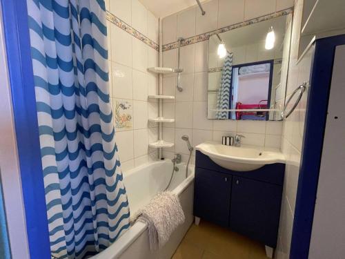 une salle de bain avec un lavabo, une baignoire et un miroir dans l'établissement Appartement Studio cabine 4 couchages ST CYPRIEN PLAGE SC270-039, à Saint Cyprien Plage