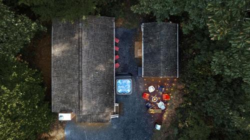Foto dalla galleria di 2 Modern Cabins Hot Tub, Fire Pit, Grill, & Wifi a New Market
