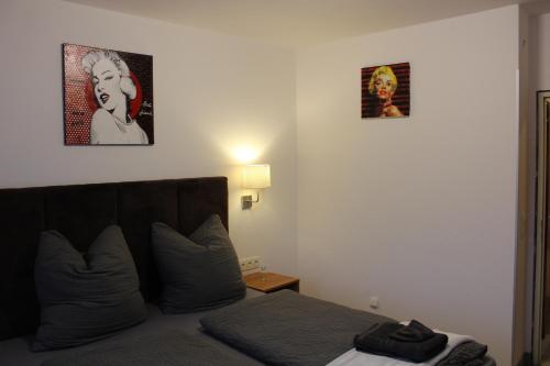Katil atau katil-katil dalam bilik di Burghotel - Das Original
