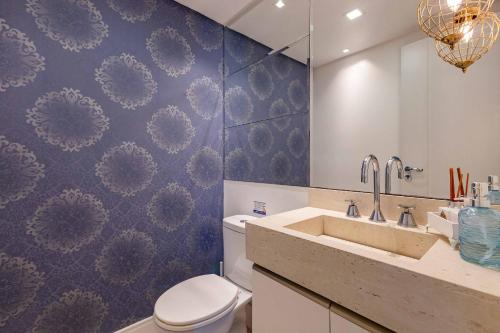 Ένα μπάνιο στο Cobertura Espetacular com Jacuzzi Privativa - Boulevard Bombinhas