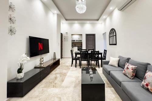 Trendy & Tidy 2BDR Apt 5 min To CAI Airport