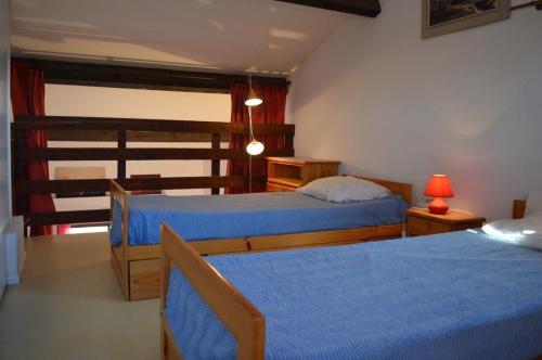 une chambre avec deux lits et une fenêtre dans l'établissement appartement 2 pièces mezzanine 6 couchages ST CYPRIEN PLAGE SC490-022, à Saint Cyprien Plage