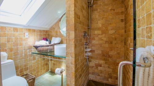 un baño con ducha y WC en Casa Victoria by Last Key Realty, en Key West