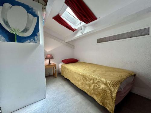 une petite chambre avec un lit et une fenêtre dans l'établissement Maison 2 pièces Mezzanine 5 couchages SAINT CYPRIEN SC250-023, à Saint Cyprien Plage