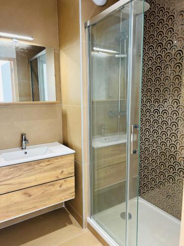 une salle de bain avec une douche en verre et un lavabo dans l'établissement Magnifique T4 en centre ville, à Lorient
