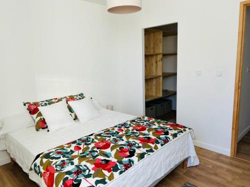 une chambre avec un lit avec un couvre-lit fleuri dans l'établissement Magnifique T4 en centre ville, à Lorient