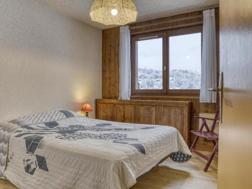 une chambre avec un lit et une fenêtre dans l'établissement Charmant T2 avec parking et balcon près des pistes, 15 min du centre - Megève Jaillet - FR-1-453-98, à Megève