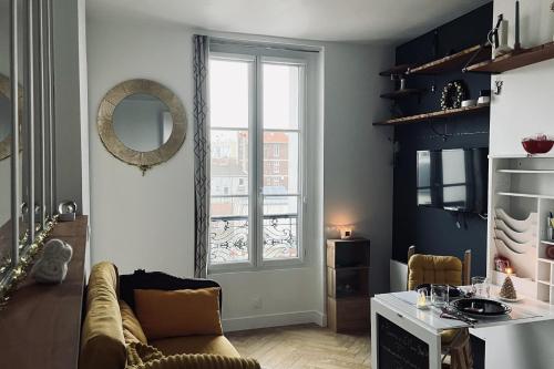 un salon avec un canapé et une fenêtre dans l'établissement Cosy & quiet studio near La Villette, à Le Pré-Saint-Gervais