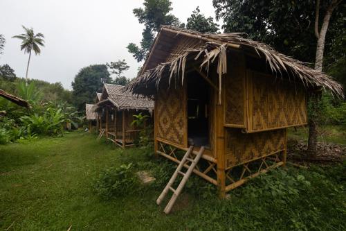 a group of huts in a field of grass at Gaarawe, Khao Sok, Surat Thani Province, Thailande in Ban Bencha