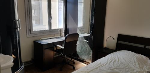 a bedroom with a desk and a bed and a window at Chambre privée dans un appartement en colocation à Grenoble A3C6 in Grenoble