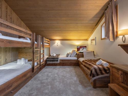 two bunk beds in a room with wooden ceilings at Appartement moderne proche pistes, 4 chambres, parking, WiFi - FR-1-562-58 in Courchevel