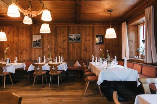 Reštaurácia alebo iné gastronomické zariadenie v ubytovaní Klostergut Kronburg