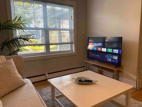 TV a/nebo společenská místnost v ubytování 67 - Walking distance to downtown