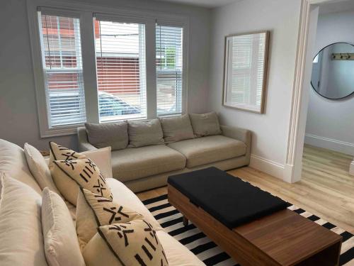 Χώρος καθιστικού στο Luxury - King Bed - Downtown