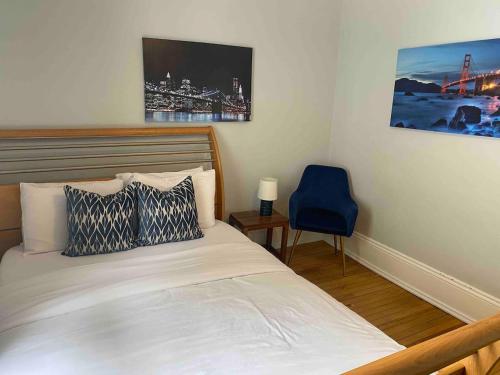 Ένα ή περισσότερα κρεβάτια σε δωμάτιο στο 86B King Bed - Steps to Victoria Row