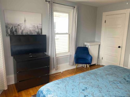 Ένα ή περισσότερα κρεβάτια σε δωμάτιο στο 86B King Bed - Steps to Victoria Row