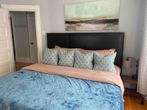 Ένα ή περισσότερα κρεβάτια σε δωμάτιο στο 86B King Bed - Steps to Victoria Row