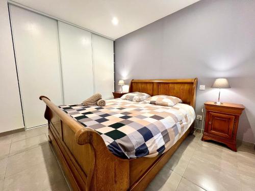 une chambre avec un lit avec une couverture à carreaux dans l'établissement L'Oustau Degio - Villa Provence, Piscine, CLIM, Calme, 4 chambres, 6 lits, 2 salles de bains, 8 personnes, à Istres