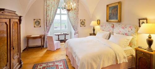 Postel nebo postele na pokoji v ubytování Schloss Ernegg