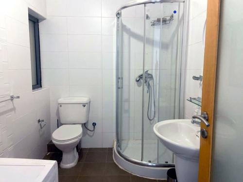 Un baño de Excellent location bright sliema tigne apartment
