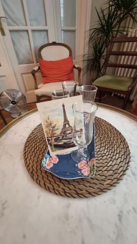 une table avec une assiette et des verres sur une table dans l'établissement Appartement Cosy Paris 15e, à Paris
