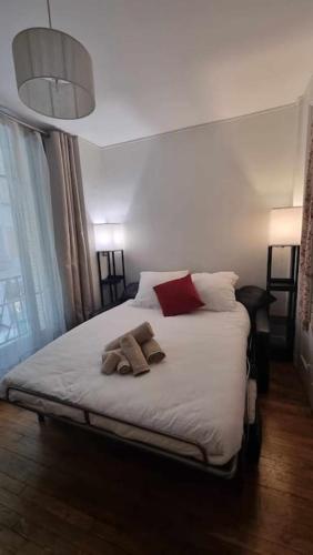 une chambre avec un lit avec deux serviettes dessus dans l'établissement Appartement Cosy Paris 15e, à Paris