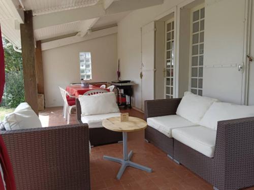 un salon avec un canapé et une table dans l'établissement Villa les Rameurs, à Mimizan-Plage