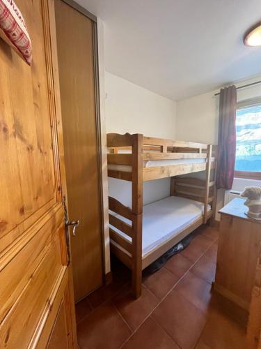 Katil atau katil-katil dalam bilik di Cocon Alpin à Praz sur Arly, près des pistes