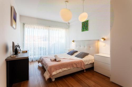 une chambre avec un grand lit et une fenêtre dans l'établissement LE FRANCIA II AP4197 By RIVIERA HOLIDAY HOMES, à Nice