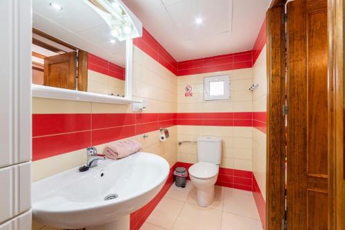 ベレス・ブランコにあるCortijo Albaの白い洗面台とトイレのあるバスルーム