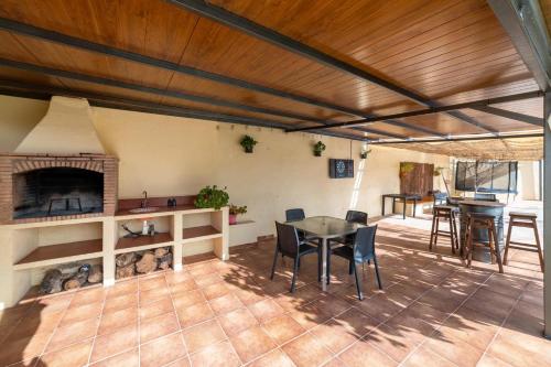 ベレス・ブランコにあるCortijo Albaのテーブルと暖炉のあるリビングルーム
