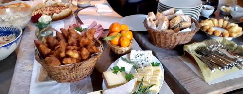 een tafel met manden van verschillende soorten voedsel bij Le Castillou in Luc-sur-Aude
