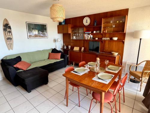 un salon avec une table et un canapé dans l'établissement Horizon Nostrum YourHostHelper, à Palavas-les-Flots
