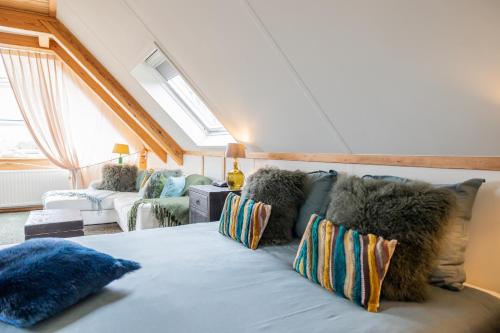 a room with a bed with pillows on it at Hotel De Walvisvaarder in Lies