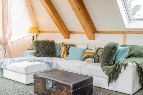a living room with a white couch and a table at Hotel De Walvisvaarder in Lies