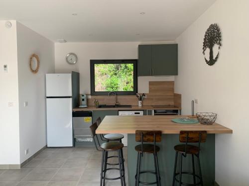 - une cuisine avec un comptoir et des tabourets dans l'établissement Villa SOLEIL, à Figari