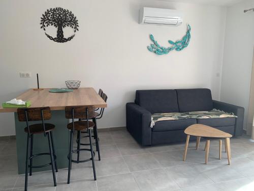 un salon avec un canapé et une table dans l'établissement Villa SOLEIL, à Figari