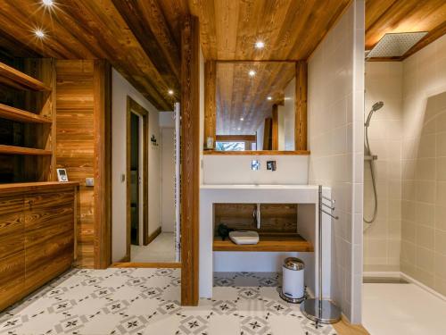 une salle de bain avec un lavabo et des toilettes dans une chambre dans l'établissement Spacieux duplex 3P avec wifi et balcon sud, parking inclus, près des pistes à Val-d'Isère - FR-1-694-27, à Val dʼIsère